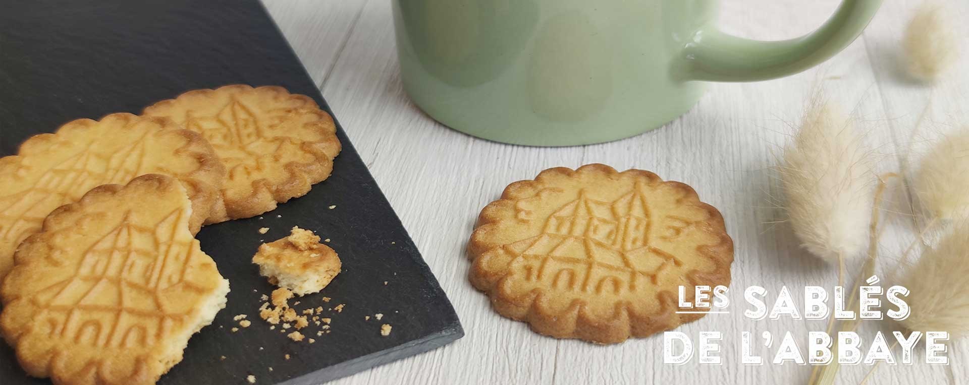 Boîte en métal de galettes sablées produites par l'Abbaye de Campénéac